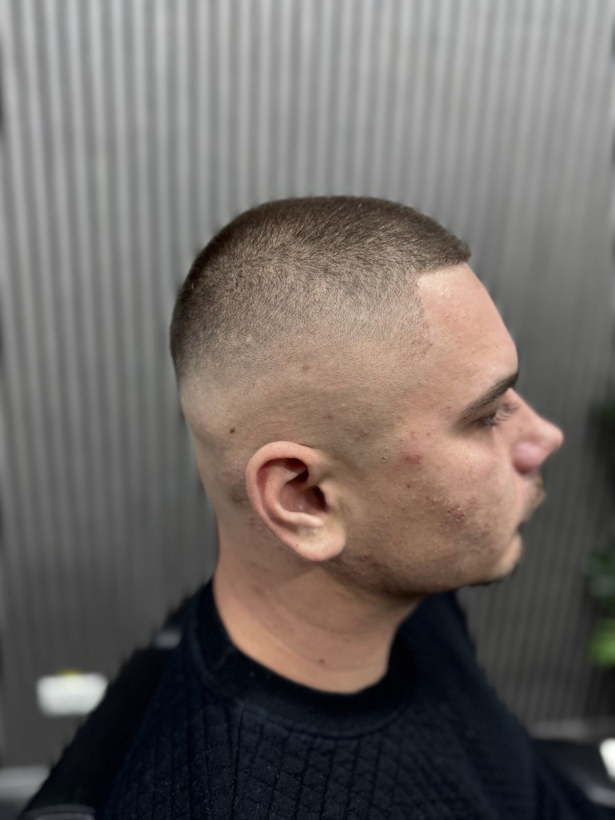 Buzz cut scurt cu fade, din profil