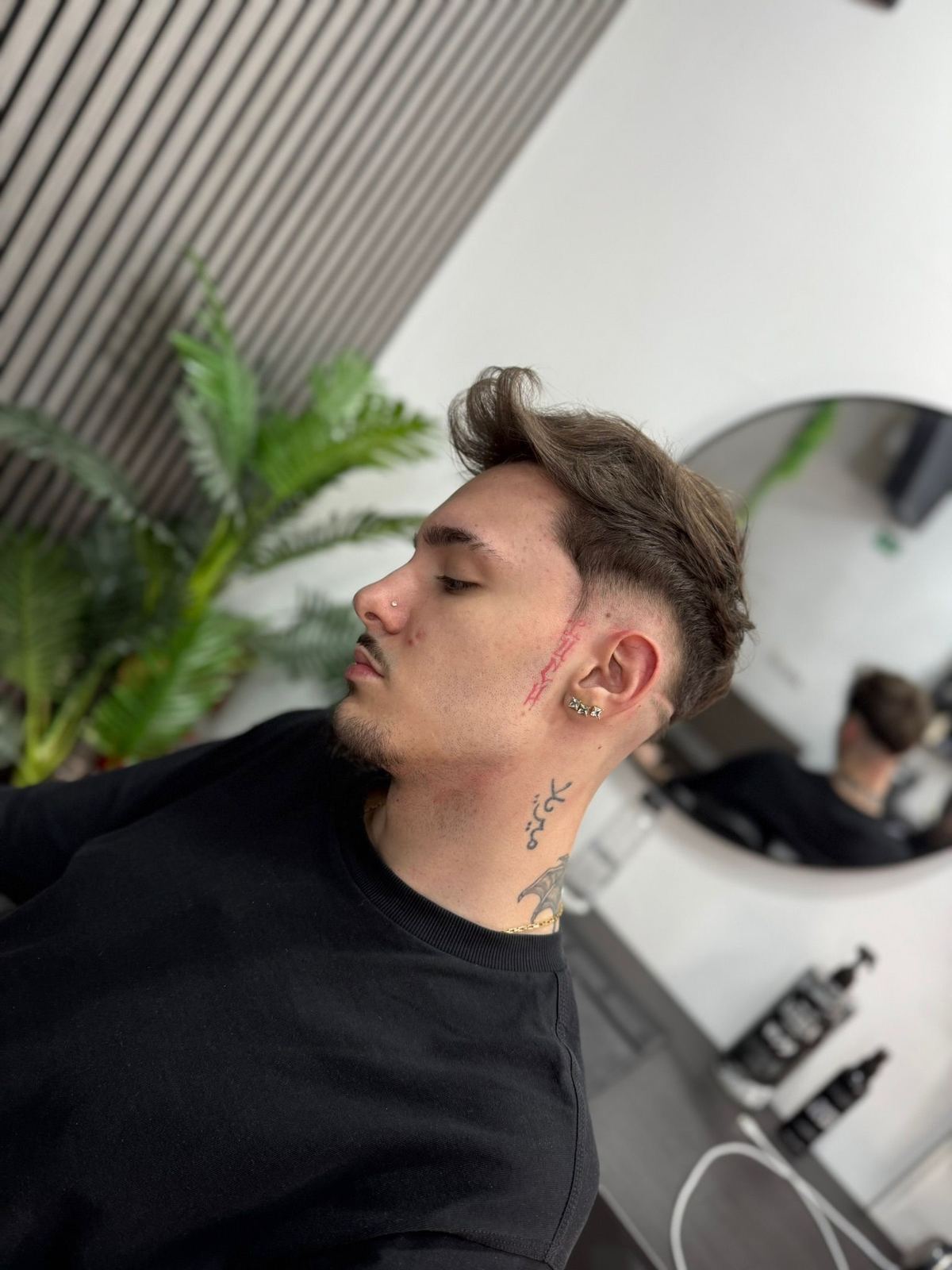 Quiff din profil, cu oglindă rotundă în spate